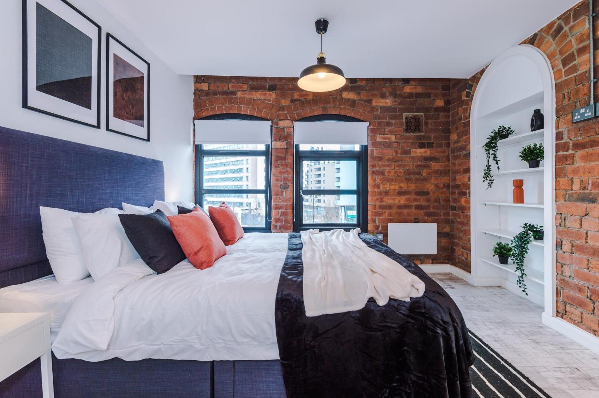 Luxury 2 King Beds In Centre *